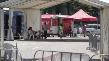 Bükreş, Romanya - 29 Haziran 2021: Bükreş 'teki Romanya' nın en büyük açık hava sinemasında covid-19 aşısı yaptırmak isteyen kimse yok.