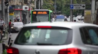 Bükreş, Romanya - 18 Haziran 2021: Bükreş 'teki bir bulvarda bir toplu taşıma otobüsü Mercedes Citaro Hybrid trafiğe tutuldu. Bu resim sadece editörler içindir..