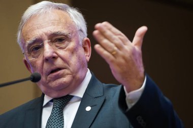 Bükreş, Romanya - 07 Temmuz 2021: BNR Müdürü Mugur Isarescu, Romanya Merkez Bankası yönetim kurulunun mali politika konularıyla ilgili kararları hakkında basın toplantısında konuştu.