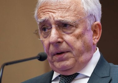 Bükreş, Romanya - 07 Temmuz 2021: BNR Müdürü Mugur Isarescu, Romanya Merkez Bankası yönetim kurulunun mali politika konularıyla ilgili kararları hakkında basın toplantısında konuştu.