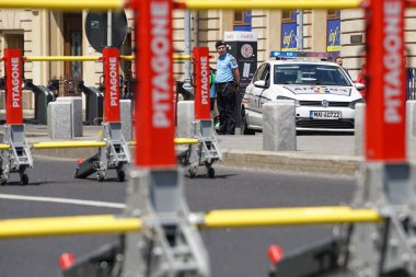 Bükreş, Romanya - 08 Haziran 2021: Calea Victoriei 'de Pitagone F11 terörle mücadele mobil araç bariyeri. Birkaç sokak araba trafiğine kapalı ve hafta sonları şehir merkezinde yayalara açık..