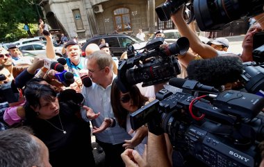 Bükreş, Romanya - 26 Temmuz 2021: Eski PSD başkanı Liviu Dragnea, Teldrum Arşivi 'ndeki varlıklarına uygulanan kısıtlamanın genişletilmesi konusunda bilgilendirildiği Ulusal Yolsuzlukla Mücadele Müdürlüğü' nden ayrıldı.