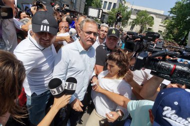 Bükreş, Romanya - 26 Temmuz 2021: Eski PSD başkanı Liviu Dragnea, Teldrum Arşivi 'ndeki varlıklarına uygulanan kısıtlamanın genişletilmesi konusunda bilgilendirildiği Ulusal Yolsuzlukla Mücadele Müdürlüğü' nden ayrıldı.