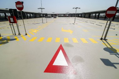 Bükreş, Romanya - 29 Temmuz 2021: Bükreş 'te Bükreş Belediye Başkanı Nicusor Dan (resimde yok) huzurunda çok katlı bir otoparkın açılışı.