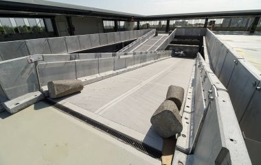 Bükreş, Romanya - 29 Temmuz 2021: Bükreş 'te Bükreş Belediye Başkanı Nicusor Dan (resimde yok) huzurunda çok katlı bir otoparkın açılışı.