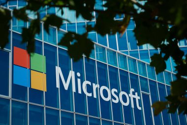 Bükreş, Romanya - 25 Temmuz 2021: Romanya 'nın Bükreş kentindeki Özgür Basın Meydanı' nda yer alan Romanya Şehir Kapısı Kuleleri 'ndeki Microsoft Romanya genel merkezinin görüntüsü.