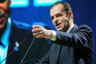 Bükreş, Romanya - 24 Temmuz 2021: PNL Başkanı Ludoviç Orban Bükreş Ulusal Liberal Partisi Koordinasyon Komitesi toplantısında konuştu.