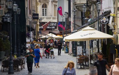 Bükreş, Romanya - Haziran 06, 2021: Bükreş şehir merkezinde barların, dükkanların ve restoranların turistlere açık olduğu güzel mimarisi olan eski tarz bir sokak olan Lipscani.