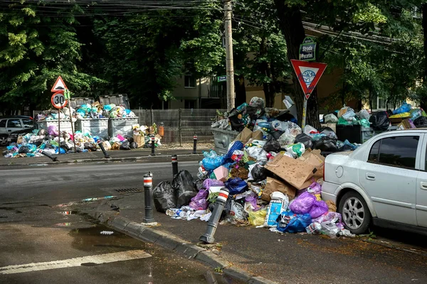 Bükreş, Romanya - 15 Haziran 2021: Belediye Başkanı Clotilde Armand 'ın sağlık hizmeti sağlayıcısı Romprest' e olan borçlarını ödemeyi reddetmesi üzerine Bükreş 'in 1..