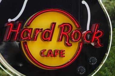 Bükreş, Romanya - 05 Ağustos 2021: Bükreş 'ten Kral I. Michael Park' taki Hard Rock Cafe restoranı.