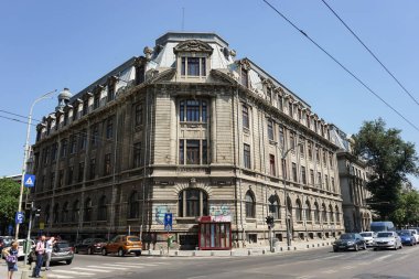 Bükreş, Romanya - 09 Ağustos 2021: Mimar Alexandru Orascu 'nun planlarına göre 1857-1869 yılları arasında kurulan Bükreş Üniversitesi binası.