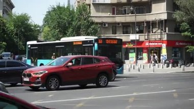 Bükreş, Romanya - 02 Ağustos 2021: Bükreş Ulaştırma Toplumu tramvay ve otobüsleri Bükreş 'teki Nicolae Balcescu Bulvarında trafikte.