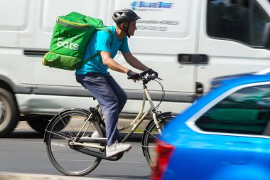 Bükreş, Romanya - 11 Ağustos 2021: Bir Uber Gıda Kuryesi Romanya 'nın Bükreş kentinde gıda dağıtımı yapıyor.