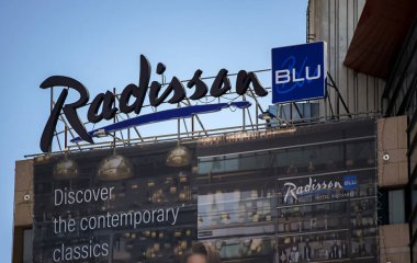 Bükreş, Romanya - 12 Ağustos 2021: Radisson Blu Hotel Bükreş logosu. Bu resim sadece editörler içindir..