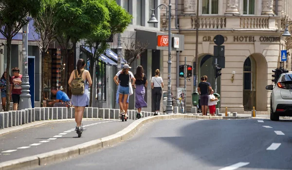 Bukarest Rumänien August 2021 Menschen Fahren Elektroroller Auf Dem Fahrradweg — Stockfoto