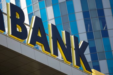 Bükreş, Romanya - 16 Ağustos 2021: Avusturya 'nın çok uluslu bankacılık ve finans hizmetleri kuruluşu Raiffeisen Bank' ın logosu Romanya 'nın Bükreş kentindeki bir inşaat ofisinde sergileniyor.