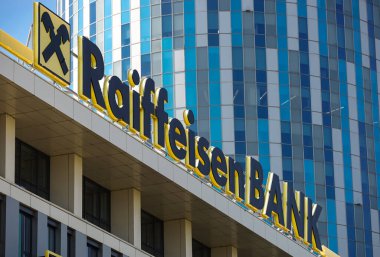 Bükreş, Romanya - 16 Ağustos 2021: Avusturya 'nın çok uluslu bankacılık ve finans hizmetleri kuruluşu Raiffeisen Bank' ın logosu Romanya 'nın Bükreş kentindeki bir inşaat ofisinde sergileniyor.