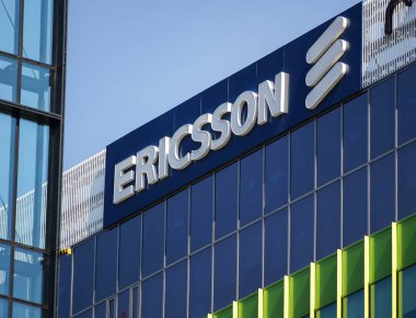 Bükreş, Romanya - 16 Ağustos 2021: İsveç 'in çok uluslu ağ ve telekomünikasyon şirketi Ericsson' un logosu Romanya 'nın Bükreş kentindeki bir inşaat ofisinde sergileniyor.