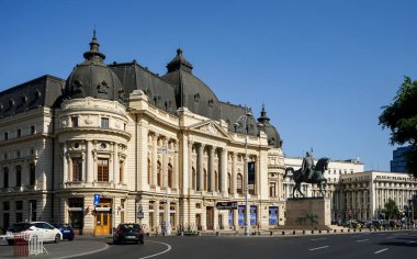 Bükreş, Romanya - 17 Ağustos 2021: Bükreş 'teki Merkez Üniversitesi 1. Carol Kütüphanesi önünde Romanya Kralı I. Carol' un heykeli.