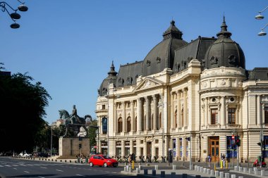 Bükreş, Romanya - 17 Ağustos 2021: Bükreş 'teki Merkez Üniversitesi 1. Carol Kütüphanesi önünde Romanya Kralı I. Carol' un heykeli.