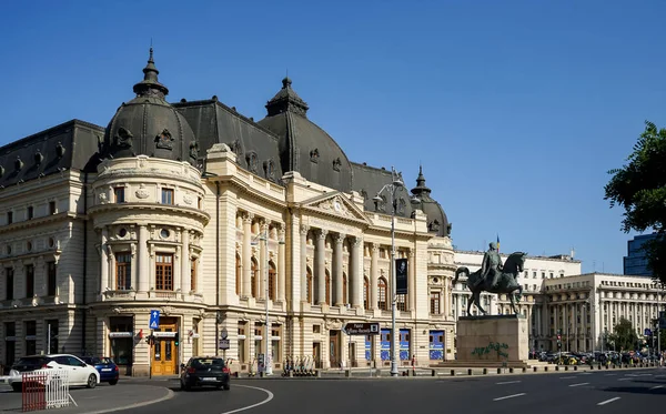 Bukareszt Rumunia Sierpnia 2021 Pomnik Króla Rumunii Karola Przed Biblioteką — Zdjęcie stockowe