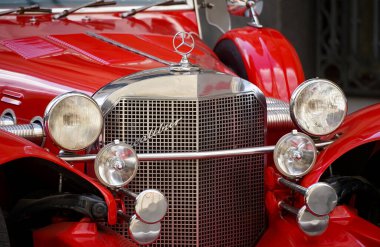 Bükreş, Romanya - 19 Ağustos 2021: 1970 'lerin kırmızı Excalibur SS arabası Marriott' taki Marmorosh Bükreş, Autograph Collection Hotels 'in önüne park edildi.