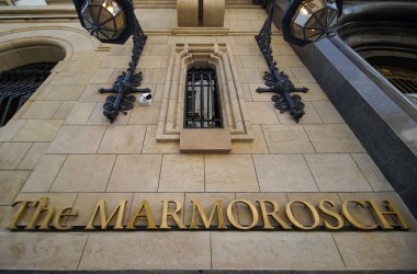 Bükreş, Romanya - 19 Ağustos 2021: Marmorosch Bükreş, Marriott 'tan İmzalı Tahsilat Otelleri, ilk olarak 1848 yılında kurulan ve yakın tarihte restore edilen Blank Marmorosch Sarayı' nda açıldı.