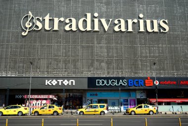 Bükreş, Romanya - 30 Ağustos 2021: Romanya 'nın Bükreş kentindeki Unirea Alışveriş Merkezi cephesinde İspanyol kadın giyim markası Stradivarius' un bir logosu sergileniyor.