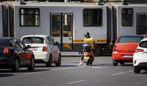 Bucharest Romania September 2021 Glovo Food Delivery Courier Delivers Food — Stock Photo, Image