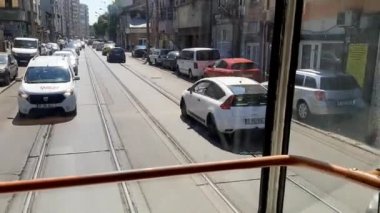 Bükreş, Romanya - 16 Ağustos 2021: Dar Lizeanu caddesinde eski bir tramvay yolculuğu.