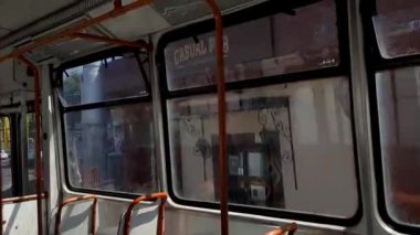 Bükreş, Romanya - 16 Ağustos 2021: Vasile Lascar Caddesi 'nden Cantemir Voda Ulusal Koleji önündeki Dacia Bulvarı' na doğru Viitorului Caddesi 'ne giden eski tramvay yolculuğu.
