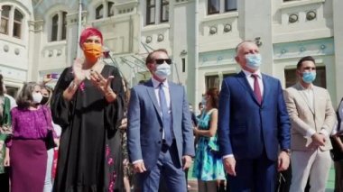 Bükreş, Romanya - 13 Eylül 2021: Başbakan Florin Citu (C), Eğitim Bakanı Sorin Cimpeanu ve yönetmen Nina Ionela Neagoe ile birlikte Gheorghe Lazar Ulusal Koleji 'nde okul açılışında dans etti