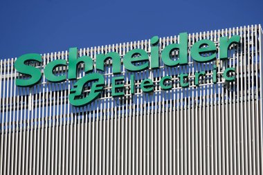 Bükreş, Romanya - 16 Ağustos 2021: Enerji yönetimi ve otomasyon alanında Schneider Electric küresel uzmanının logosu Pipera 'daki bir binanın tepesinde sergileniyor.