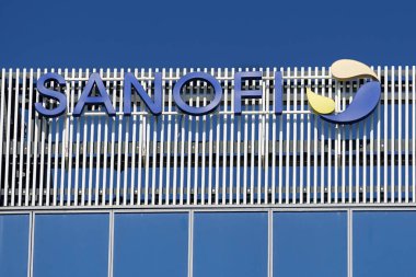 Bükreş, Romanya - 16 Ağustos 2021: Fransa 'nın çok uluslu ilaç şirketi Sanofi' nin logosu Romanya 'nın Bükreş kentindeki bir binanın tepesinde sergileniyor.
