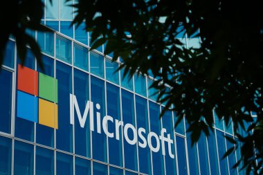Bükreş, Romanya - 25 Temmuz 2021: Romanya 'nın Bükreş kentindeki Özgür Basın Meydanı' nda yer alan Romanya Şehir Kapısı Kuleleri 'ndeki Microsoft Romanya genel merkezinin görüntüsü.