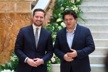 Bükreş, Romanya. 14 Ekim 2025: George Enescu Uluslararası Festivali sanat direktörü Romen şef Cristian Macelaru (R), belediye onursal vatandaşı unvanı aldıktan sonra geçici belediye başkanı Stelian Bujduveanu (L) ile poz verdi