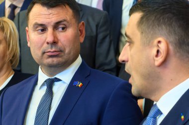 Bükreş, Romanya. 20 Ekim 2025: Vasile Costiuc (L), PPDA başkanı ve AUR başkanı George Simion (R), Romanya Birliği (AUR) ile Demokrat Birliği arasındaki işbirliği protokolünün imzalanması sonrasında basına konuştu.