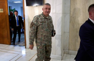 Bükreş, Romanya. 20 Ekim 2025: Romanya Genelkurmay Başkanı General Vlad Gheorghita (C), Romanya Parlamentosu savunma komitelerinin toplantısına katıldıktan sonra ayrılıyor. Görüşmede dört aylık gönüllü askerlere odaklanıldı