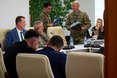 Bükreş, Romanya. 20 Ekim 2025: (L-R) Ionut Mosteanu, Romanya Savunma Bakanı ve Genelkurmay Başkanı Vlad Gheorghita, Romanya Parlamentosu savunma komitelerinin toplantısına katıldılar. Görüşmede dört metre üzerinde duruldu