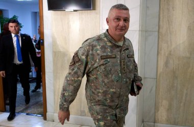 Bükreş, Romanya. 20 Ekim 2025: Romanya Genelkurmay Başkanı General Vlad Gheorghita (R), Romanya Parlamentosu savunma komitelerinin toplantısına katıldıktan sonra ayrılıyor. Görüşmede dört aylık gönüllü askerlere odaklanıldı