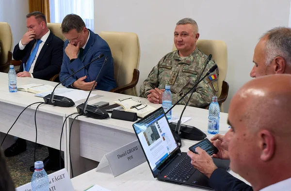 Bükreş, Romanya. 20 Ekim 2025: Ionut Mosteanu (C-L), Romanya Savunma Bakanı ve Genelkurmay Başkanı Vlad Gheorghita (C-R) Romanya Parlamentosu savunma komitelerinin toplantısına katıldılar. Tartışma şeye odaklandı... 