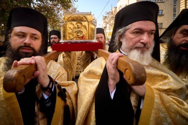 Bükreş, Romanya. 23 Ekim 2025: Bükreş 'in koruyucusu Yeni Aziz Demetrius' un kalıntılarını Romen Ortodoks Patriklik Katedrali etrafındaki sokaklarda düzenlenen törende Ortodoks rahipler taşıdı..