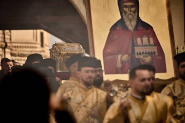 Bükreş, Romanya. 23 Ekim 2025: Bükreş 'in koruyucusu Yeni Aziz Demetrius' un kalıntılarını Romen Ortodoks Patriklik Katedrali etrafındaki sokaklarda düzenlenen törende Ortodoks rahipler taşıdı.. 