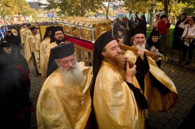 Bükreş, Romanya. 23 Ekim 2025: Bükreş 'in koruyucusu Yeni Aziz Demetrius' un kalıntılarını Romen Ortodoks Patriklik Katedrali etrafındaki sokaklarda düzenlenen törende Ortodoks rahipler taşıdı.. 