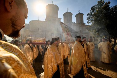 Bükreş, Romanya. 23 Ekim 2025: Bükreş 'in koruyucusu Yeni Aziz Demetrius' un kalıntılarını Romen Ortodoks Patriklik Katedrali etrafındaki sokaklarda düzenlenen törende Ortodoks rahipler taşıdı.. 