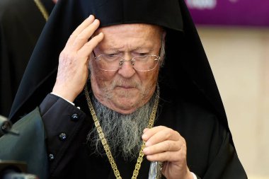 Otopeni, Romanya. 24 Ekim 2025: İstanbul Patriği I. Bartholomew Bükreş Henri Coanda Uluslararası Havalimanı 'na geldi. 