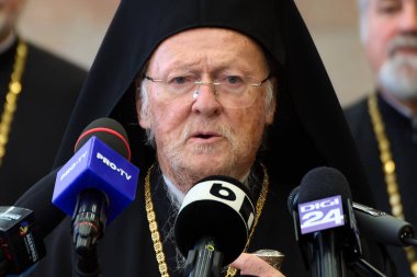 Otopeni, Romanya. 24 Ekim 2025: Konstantinopolis Patriği I. Bartholomew Bükreş Henri Coanda Uluslararası Havalimanı 'na gelişinde bir konuşma yaptı. 