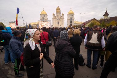 Bükreş, Romanya. 26 Ekim 2025: Ortodoks inançlılar, Rumen Ortodoks Patrikliğinin yüzüncü yılı ve 140 yıldır süren Autocephaly münasebetiyle Romanya Ulusal Katedrali 'nin içsel mozaik iklerinin kutlanmasına katıldılar. Önce 