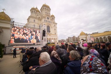 Bükreş, Romanya. 26 Ekim 2025: Ortodoks inançlılar, Rumen Ortodoks Patrikliğinin yüzüncü yılı ve 140 yıldır süren Autocephaly münasebetiyle Romanya Ulusal Katedrali 'nin içsel mozaik iklerinin kutlanmasına katıldılar. Önce 