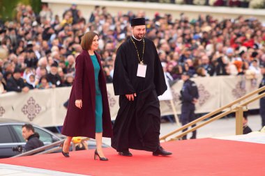 Bükreş, Romanya. 26 Ekim 2025: Moldova Cumhurbaşkanı Maia Sandu (L), Romen Ortodoks P 'nin yüzüncü yıldönümü münasebetiyle katedralin içsel mozaik iklerinin kutlanmasına katılmak üzere Romanya Ulusal Katedrali' ne geldi.